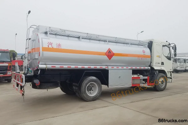 Dongfeng Liuqi New Chenglong M3 180 hp 4X2(6 wheels) Oil Tanker Truck (Chusheng Brand) Exterior (3) | 86Trucks