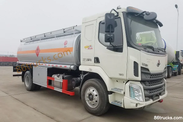 Dongfeng Liuqi New Chenglong M3 180 hp 4X2(6 wheels) Oil Tanker Truck (Chusheng Brand) Exterior