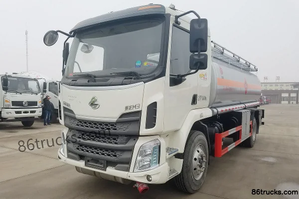 Dongfeng Liuqi New Chenglong M3 180 hp 4X2(6 wheels) Oil Tanker Truck (Chusheng Brand) Exterior (2) | 86Trucks