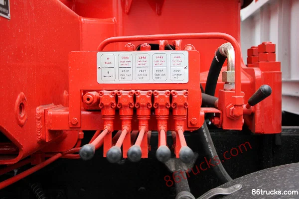Hualing Heavy Truck 345 hp 8X4(12 wheels) 8 m Truck-Mounted Crane Body (3) | 86Trucks