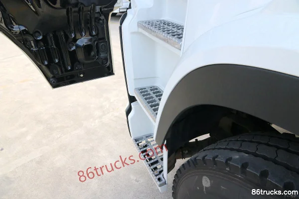 Qingling Isuzu Giga VC66 380 hp 6X4(10 wheels) tractor truck (China VI) Cab (3) | 86Trucks