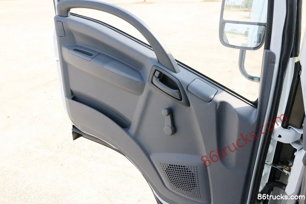 Qingling Isuzu KV600 130hp 4X2(6 wheels) 4.17m Single Row Van Light Truck Cab (2) | 86Trucks