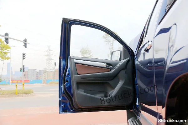 Qingling Isuzu Daka TAGA 2018 Deluxe Edition 3.0T Diesel 131hp 4X2(6 wheels) double-row pickup truck Chassis (1) | 86Trucks