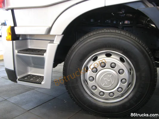 SAIC Hongyan Genlyon camion lourd 350 ch 6X4(10 roues) tracteur routier pour matières dangereuses Châssis (2) | 86Trucks