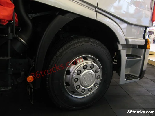 SAIC Hongyan Genlyon camion lourd 350 ch 6X4(10 roues) tracteur routier pour matières dangereuses Châssis (1) | 86Trucks