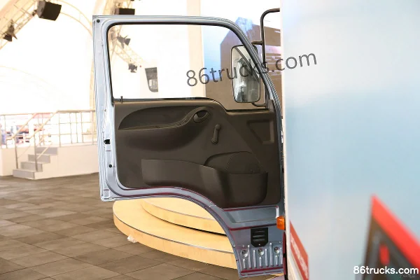 Yuejin Shangjun X300-33 125hp 4X2(6 wheels) 4.2m single-row van light truck Cab (2) | 86Trucks