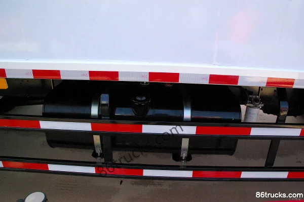 JAC Shuailing III 156hp 4X2(6 wheels) 6.2m semi-sleeper box cargo truck (HFC1083) Cab (2) | 86Trucks