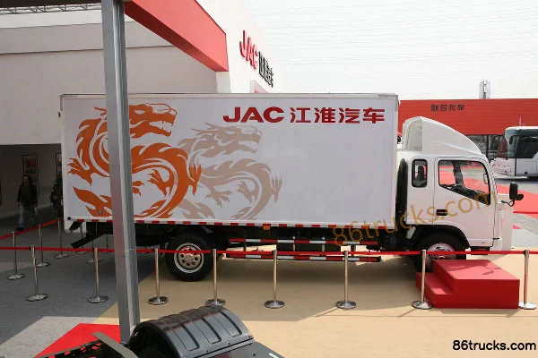 JAC Shuailing III 156hp 4X2(6 wheels) 6.2m semi-sleeper box cargo truck (HFC1083) Chassis (3) | 86Trucks
