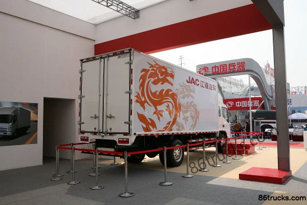JAC Shuailing III 156hp 4X2(6 wheels) 6.2m semi-sleeper box cargo truck (HFC1083) Chassis (2) | 86Trucks