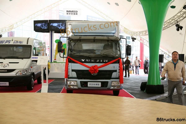 Yuejin Shangjun X300-33 125hp 4X2(6 wheels) 4.2m single-row van light truck Exterior (3) | 86Trucks