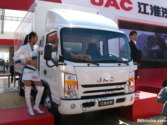JAC Shuailing III 156hp 4X2(6 wheels) 6.2m semi-sleeper box cargo truck (HFC1083) Exterior (3) | 86Trucks
