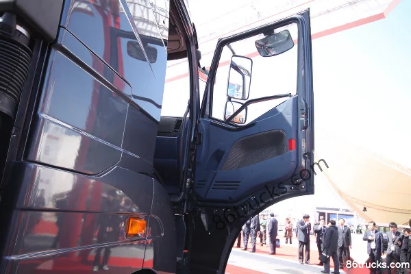 FAW Jiefang J6P Heavy Truck 420 hp 6X4(10 wheels) Tractor Truck (Flat Floor) Cab (2) | 86Trucks