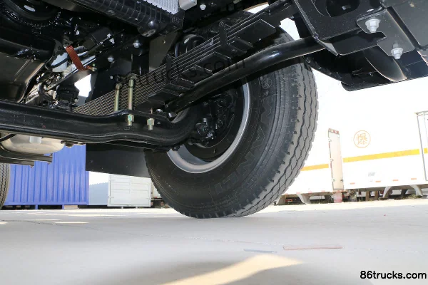 JAC Weisida W500 160 hp 4X2(6 wheels) 6.8m semi-crew cab van truck chassis (3) | 86Trucks
