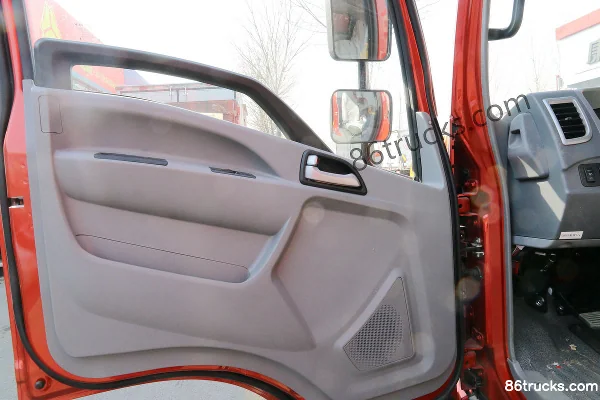 Sinotruk HOWO Tongshuai 154 hp 4X2(6 wheels) 4.15m single-row stake truck Cab (2) | 86Trucks