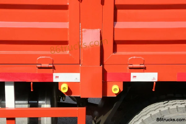 Sinotruk HOWO Tongshuai 154 hp 4X2(6 wheels) 4.15m single-row stake truck Body (3) | 86Trucks