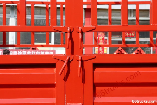 Sinotruk HOWO Tongshuai 154 hp 4X2(6 wheels) 4.15m single-row stake truck Body (2) | 86Trucks