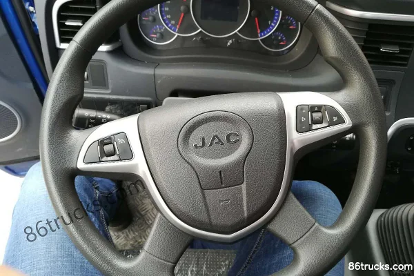 JAC Junling V6 154 hp 4X2(6 wheels) 4.15m single-row cab box truck Exterior (2) | 86Trucks