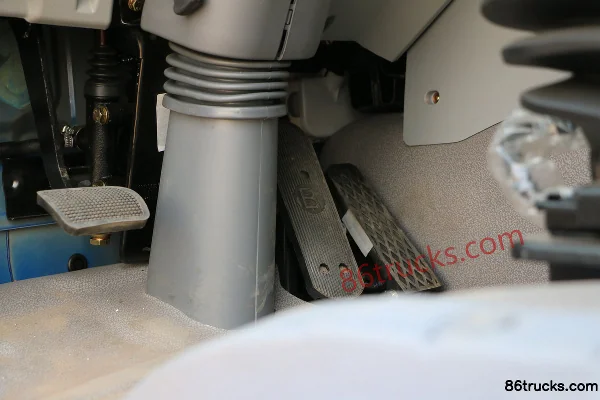 Foton Auman ETX 6 Series Heavy Truck 245hp 6X2(8 wheels) 9.53m Stake Cargo Truck (Beijing V) Cab (3) | 86Trucks