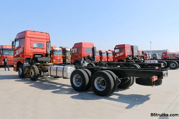 FAW Jiefang Qingdao JH6 Heavy Truck 350 hp 8X4(12 wheels) 9.5m Cage Cargo Truck Exterior (3) | 86Trucks