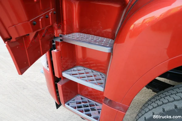 FAW Jiefang Qingdao TianV Heavy Truck 375 hp 8X4(12 wheels) 7.6m Dump Truck Cab (3) | 86Trucks