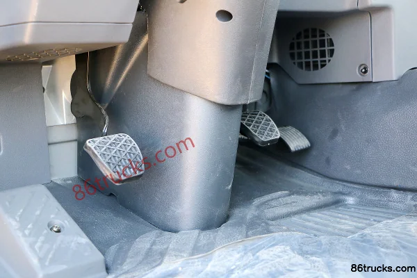 FAW Jiefang Qingdao Long VH Medium Truck 220 hp 4X2(6 wheels) 6.75m Stake Truck Cab (3) | 86Trucks