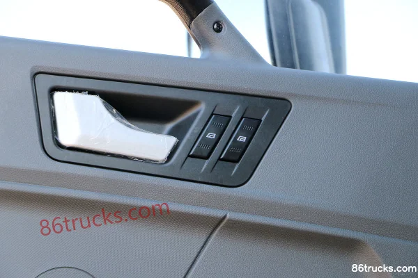 FAW Jiefang Qingdao Long VH Medium Truck 220 hp 4X2(6 wheels) 6.75m Stake Truck Cab (2) | 86Trucks