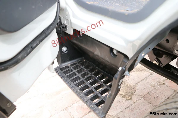 JAC Junling E3 95 hp 4X2(6 wheels) 3.85m One-and-a-Half Row Flatbed Light Truck Cab (3) | 86Trucks
