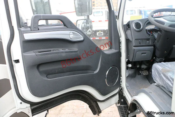 JAC Junling E3 95 hp 4X2(6 wheels) 3.85m One-and-a-Half Row Flatbed Light Truck Cab (1) | 86Trucks