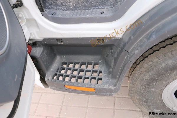 JAC Junling V6 156 hp 4X2(6 wheels) 3.905m Single Row Flatbed Light Truck Cab (3) | 86Trucks