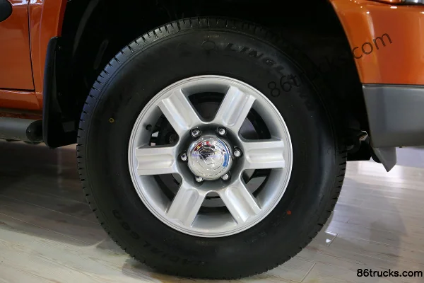Huanghai Dachai Shen 2009 Luxe 2.4L essence 4x4(6 roues) double cab pickup Châssis (2) | 86Trucks