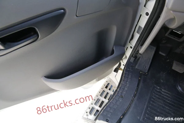 Dongfeng Commercial Vehicle Tianlong Heavy Truck 340hp 4X2(6 wheels) Tractor Truck Cab (3) | 86Trucks