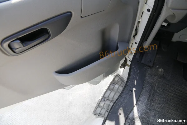 Dongfeng Commercial Vehicle Tianjin Medium Truck 245 hp 4X2(6 wheels) Port Tractor Truck (Axle Ratio 3.909) Cab (2) | 86Trucks