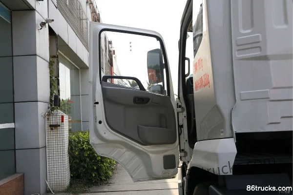 Dongfeng Commercial Vehicle Tianjin Medium Truck 245 hp 4X2(6 wheels) Port Tractor Truck (Axle Ratio 3.909) Cab (1) | 86Trucks