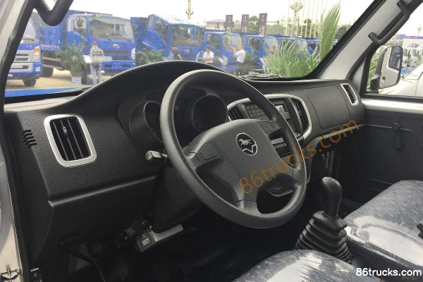 NanJun Ruiji 87hp 4X2(6 wheels) 3.1m double-row flatbed light truck Cab (1) | 86Trucks