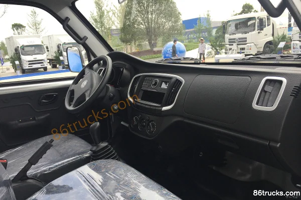 NanJun Ruiji 87hp 4X2(6 wheels) 3.1m double-row flatbed light truck Cab (2) | 86Trucks