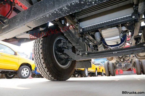 JAC Junling V9L 170hp 4X2(6 wheels) 6.8m semi-sleeper van cargo truck Chassis (3) | 86Trucks