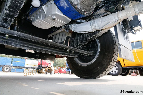 JAC Junling V9L 170hp 4X2(6 wheels) 6.8m semi-sleeper van cargo truck Chassis (1) | 86Trucks