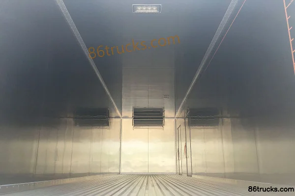 Sinotruk HOWO T5G 240 hp 6X2(8 wheels) 8.45m refrigerated truck (Kangfei brand) Cab (1) | 86Trucks