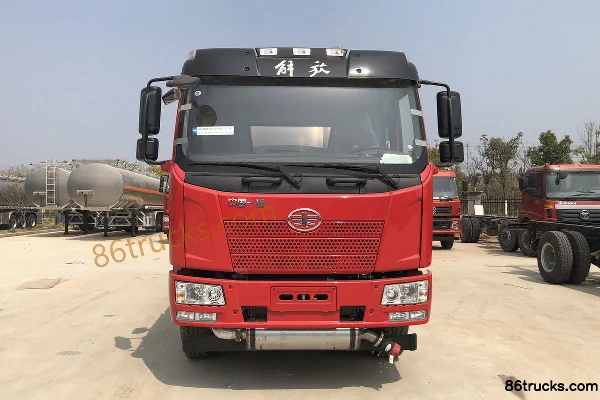 FAW Jiefang J6L 220 hp 4X2(6 wheels) fuel tanker truck (Chengliwei brand) Exterior