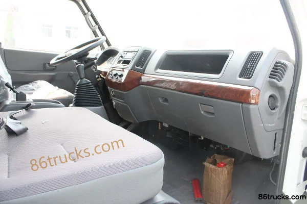 JMC Kaiwei Medium Truck 156 hp 4X2(6 wheels) 5.6m Day Cab Van Cargo Truck (2) | 86Trucks