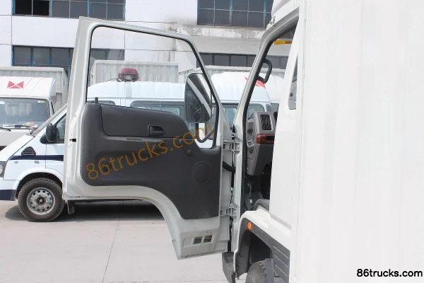 JMC Kaiwei Medium Truck 156 hp 4X2(6 wheels) 5.6m Day Cab Van Cargo Truck (1) | 86Trucks
