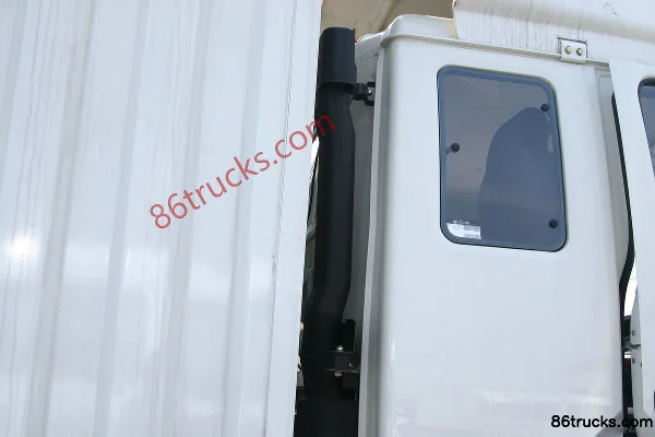 JMC Kaiwei Medium Truck 156 hp 4X2(6 wheels) 5.6m Day Cab Van Cargo Truck Body (3) | 86Trucks