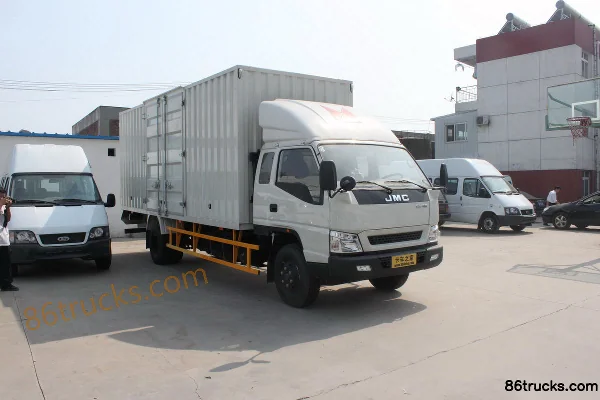 JMC Kaiwei Medium Truck 156 hp 4X2(6 wheels) 5.6m Day Cab Van Cargo Truck Exterior (3) | 86Trucks
