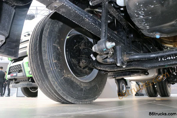 Sinotruk Weilong camion lourd 365 ch 4X2(6 roues) tracteur routier Châssis (1) | 86Trucks