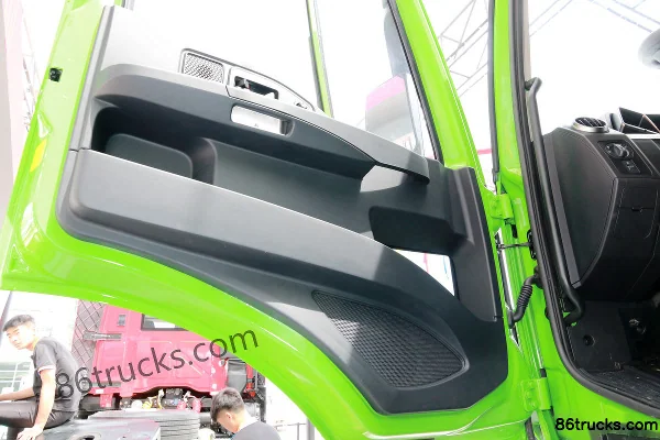 Sinotruk Weilong Heavy Truck 390hp 6X4(10 wheels) 5.6m dump truck Cab (1) | 86Trucks