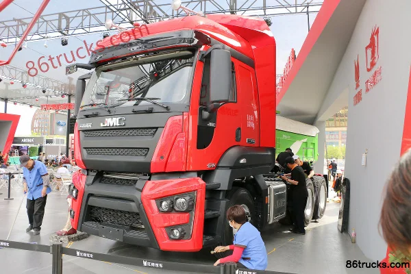 Sinotruk Weilong Heavy Truck 420hp 6X4(10 wheels) Tractor Truck Exterior (3) | 86Trucks