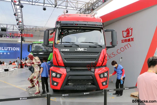 Sinotruk Weilong Heavy Truck 420hp 6X4(10 wheels) Tractor Truck Exterior (2) | 86Trucks