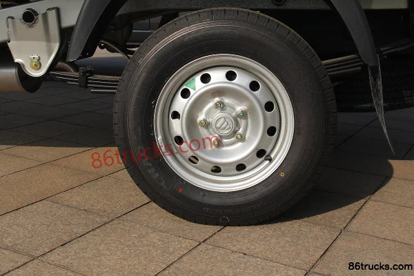 Foton Xiangling V1 1.3L 87 hp 4X2(6 wheels) Gasoline/CNG 2.8m single-row flatbed micro truck Cab (2) | 86Trucks