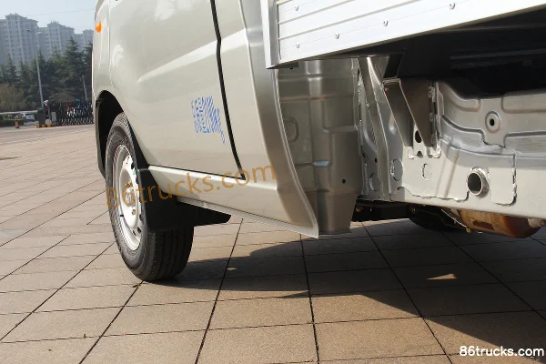 Foton Xiangling V1 1.3L 87 hp 4X2(6 wheels) Gasoline/CNG 2.8m single-row flatbed micro truck Cab (1) | 86Trucks