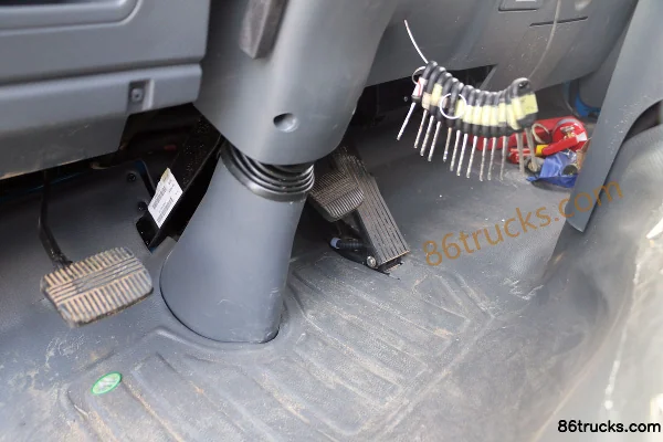 Yuejin Kaituo X500 Transport 116 hp 4X2(6 wheels) 4.6m dump truck Cab (3) | 86Trucks